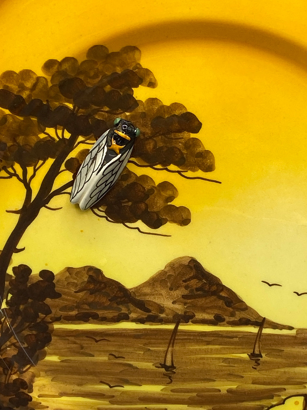 Assiette murale Paoli jaune à la cigale en relief et au paysage méditerranéen