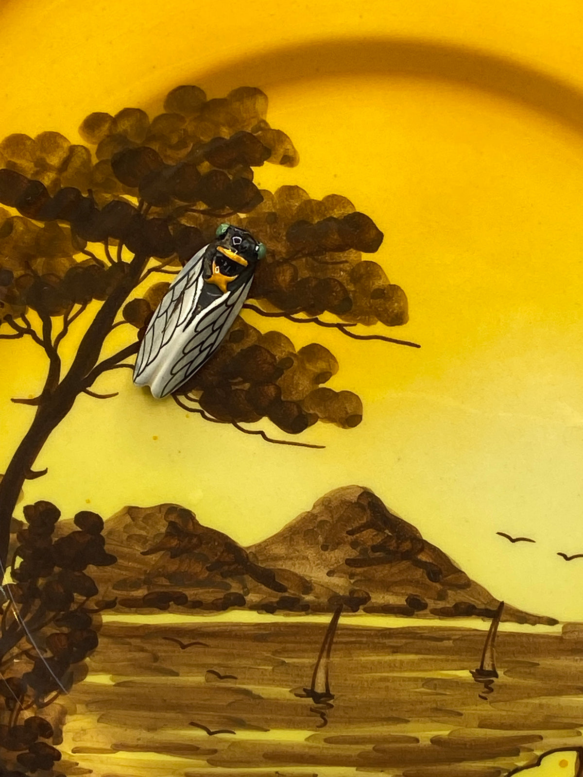 Assiette murale Paoli jaune à la cigale en relief et au paysage méditerranéen