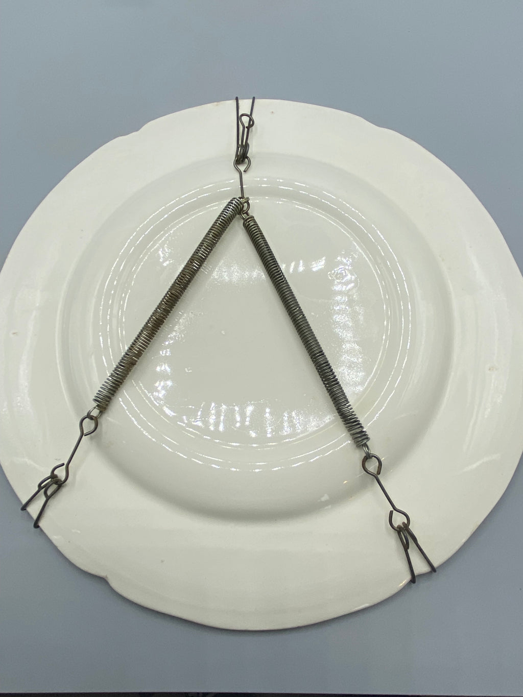 Détail de la signature Paoli peinte sur l’assiette