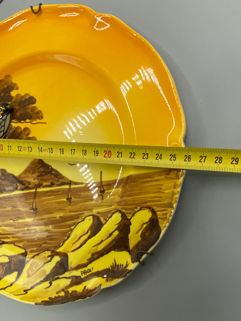 Revers de l’assiette Paoli avec son dispositif métallique d’accrochage