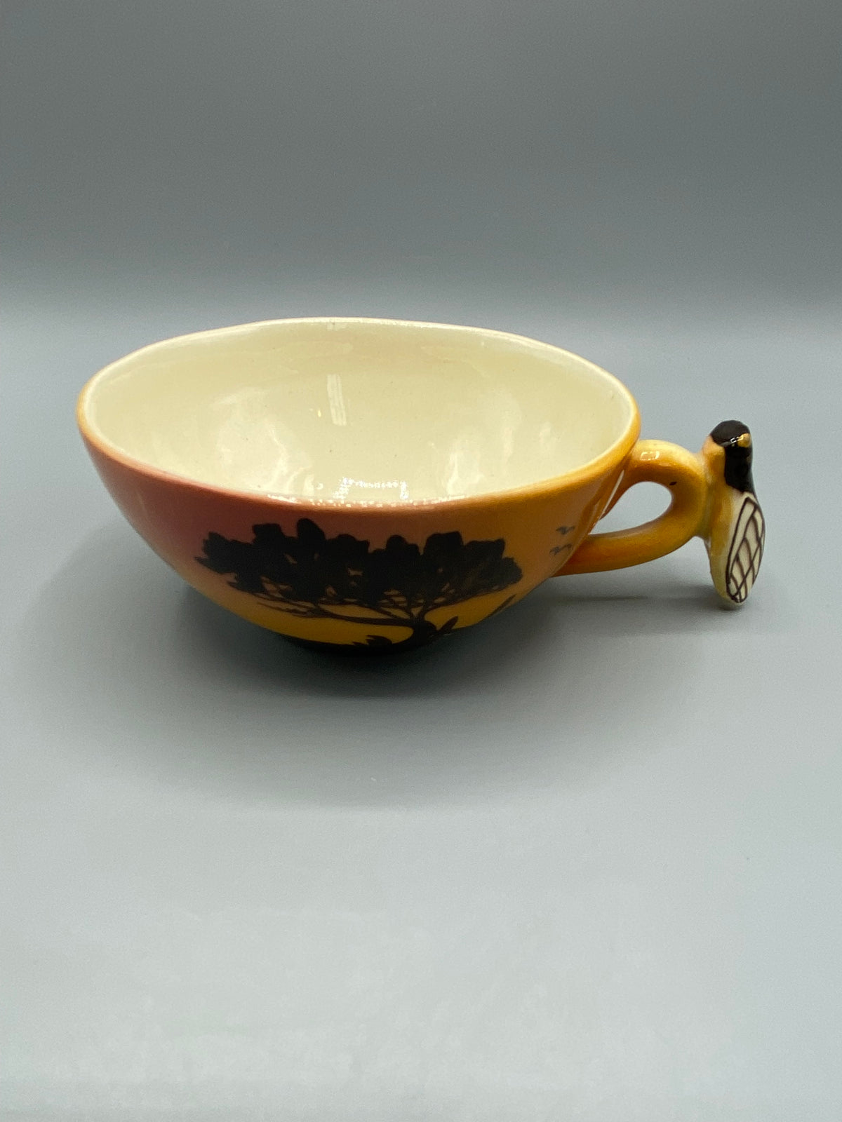Détail de la signature manuscrite dans le paysage de la tasse provençale