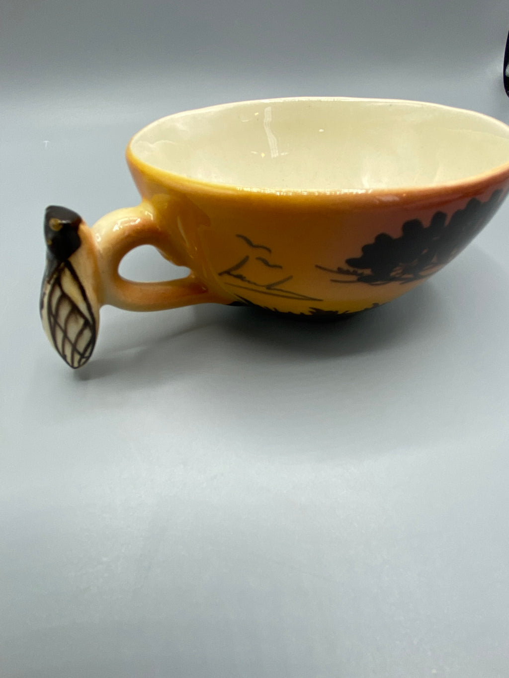 Grande tasse provençale jaune-orangé à anse ornée d’une cigale en relief