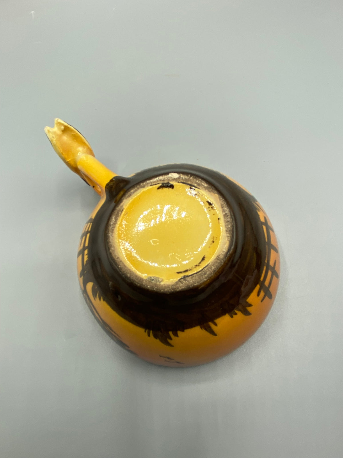 Intérieur ivoire et mesure du diamètre de la tasse provençale
