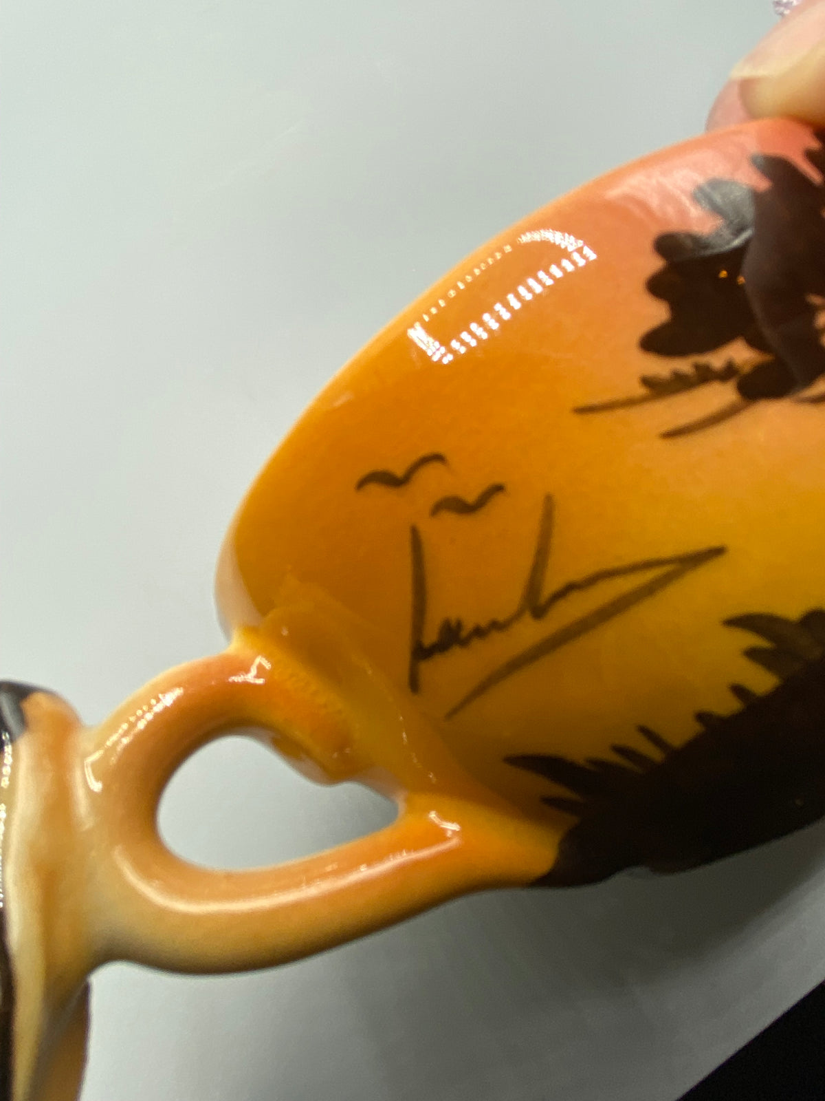 Vue de la cigale sculptée et du décor de paysage de la tasse