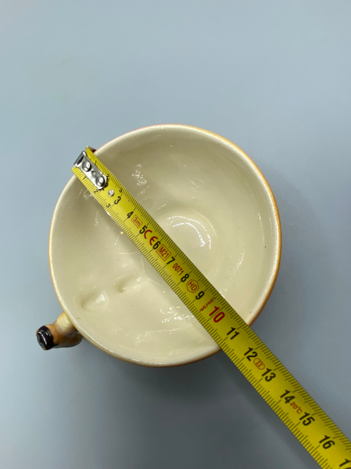Vue du dessous de la tasse en céramique provençale