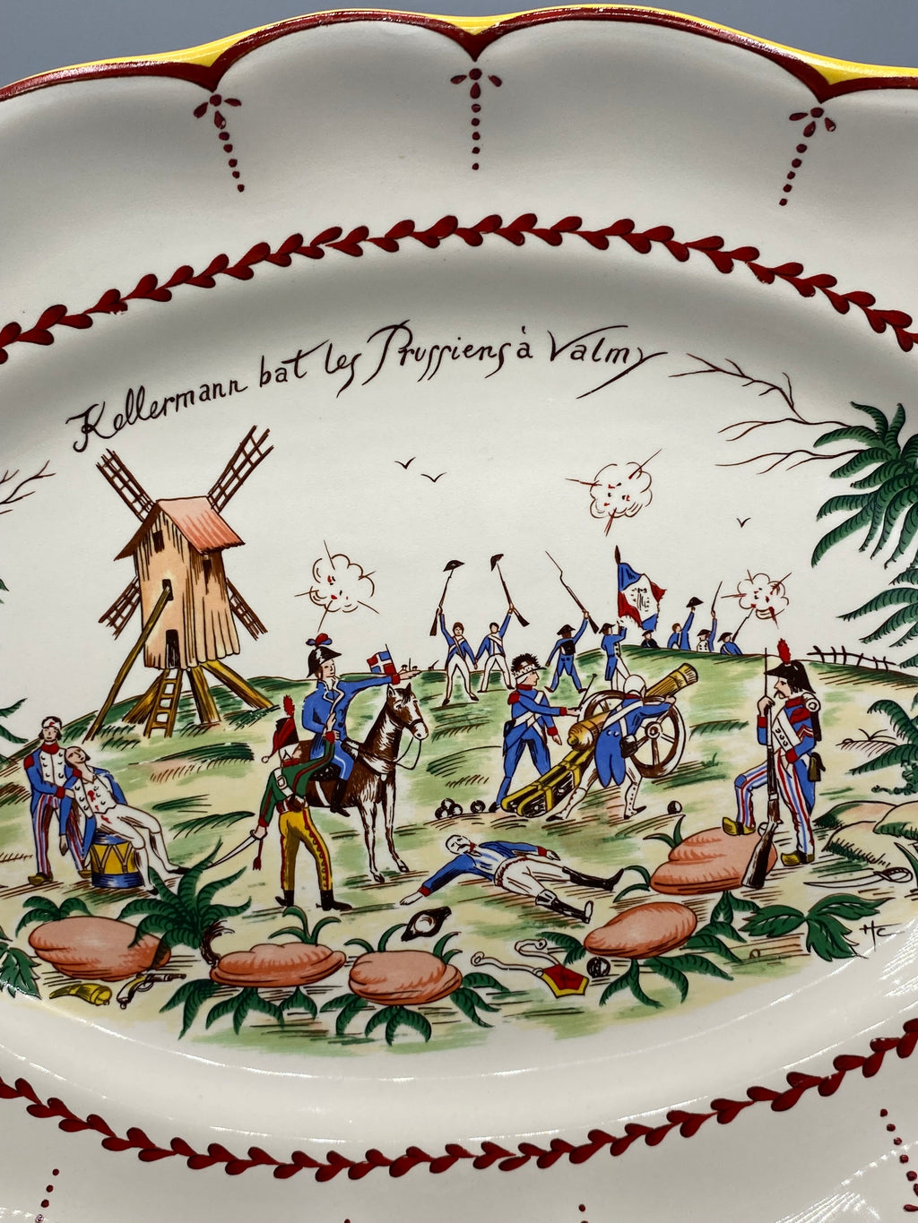 Grand plat ovale Saint-Clément représentant la bataille de Valmy