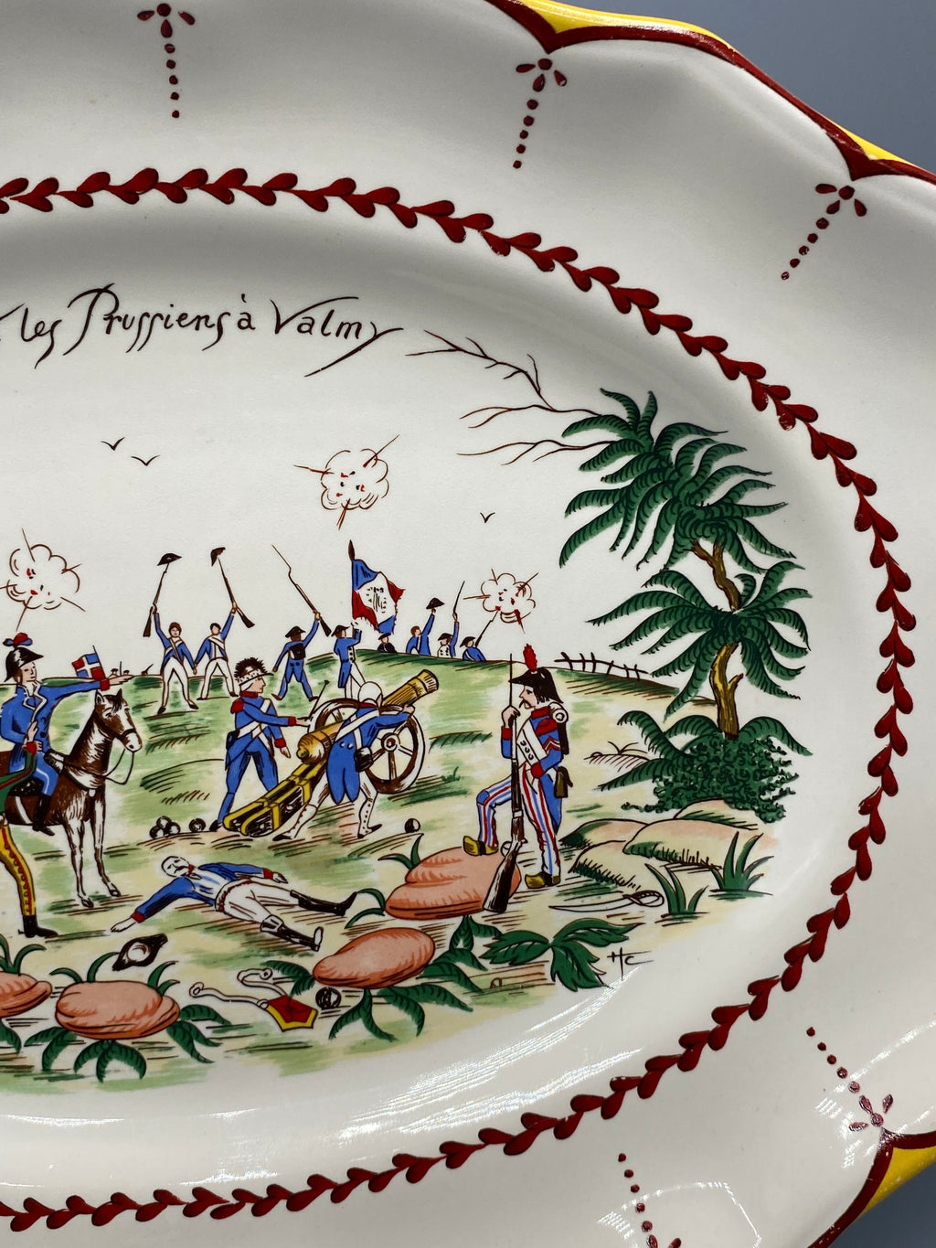 Détail des artilleurs et de la frise rouge du plat Saint-Clément