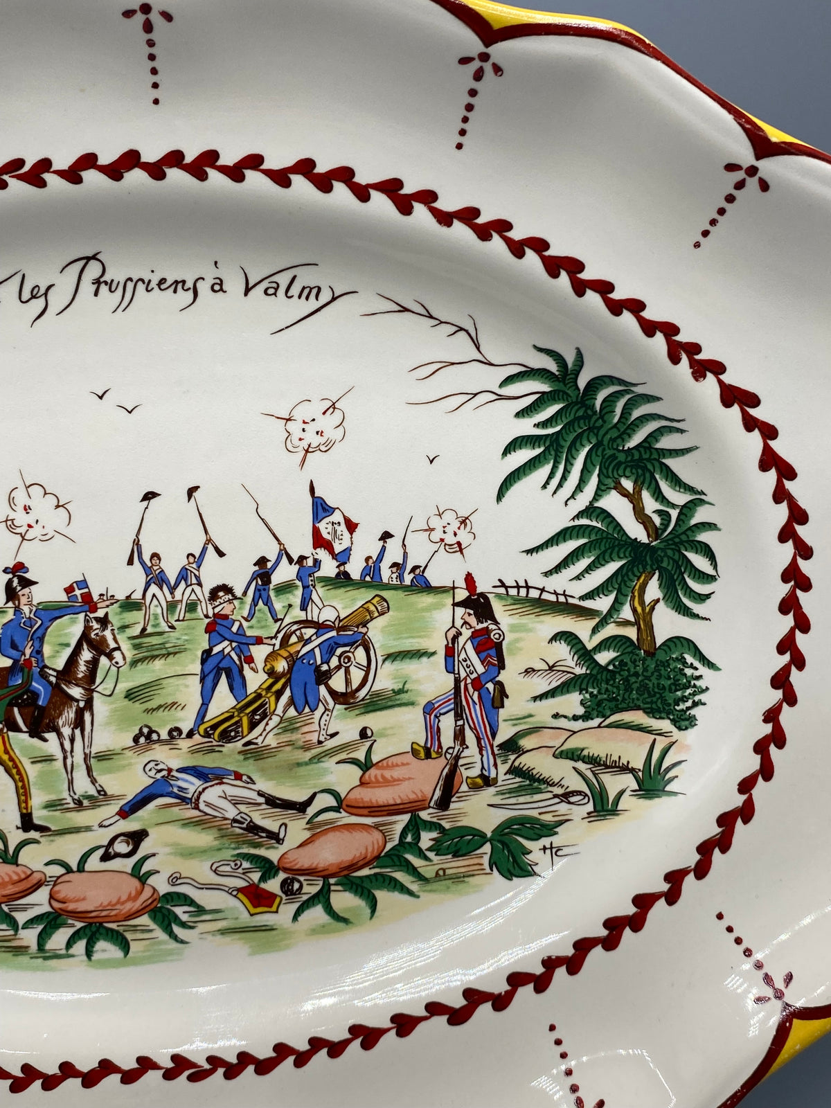 Détail des artilleurs et de la frise rouge du plat Saint-Clément