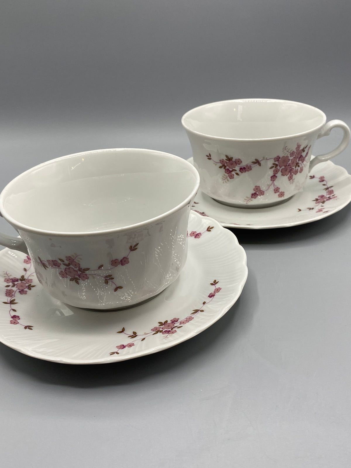 Détail d’une tasse Winterling et de sa soucoupe festonnée