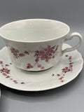 Deux tasses à déjeuner Winterling en porcelaine à fleurs roses avec leurs soucoupes