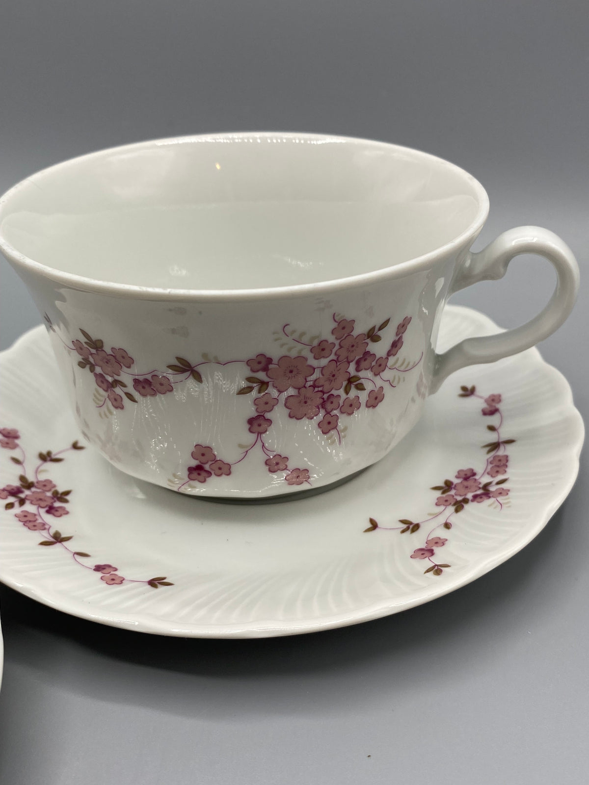 Deux tasses à déjeuner Winterling en porcelaine à fleurs roses avec leurs soucoupes