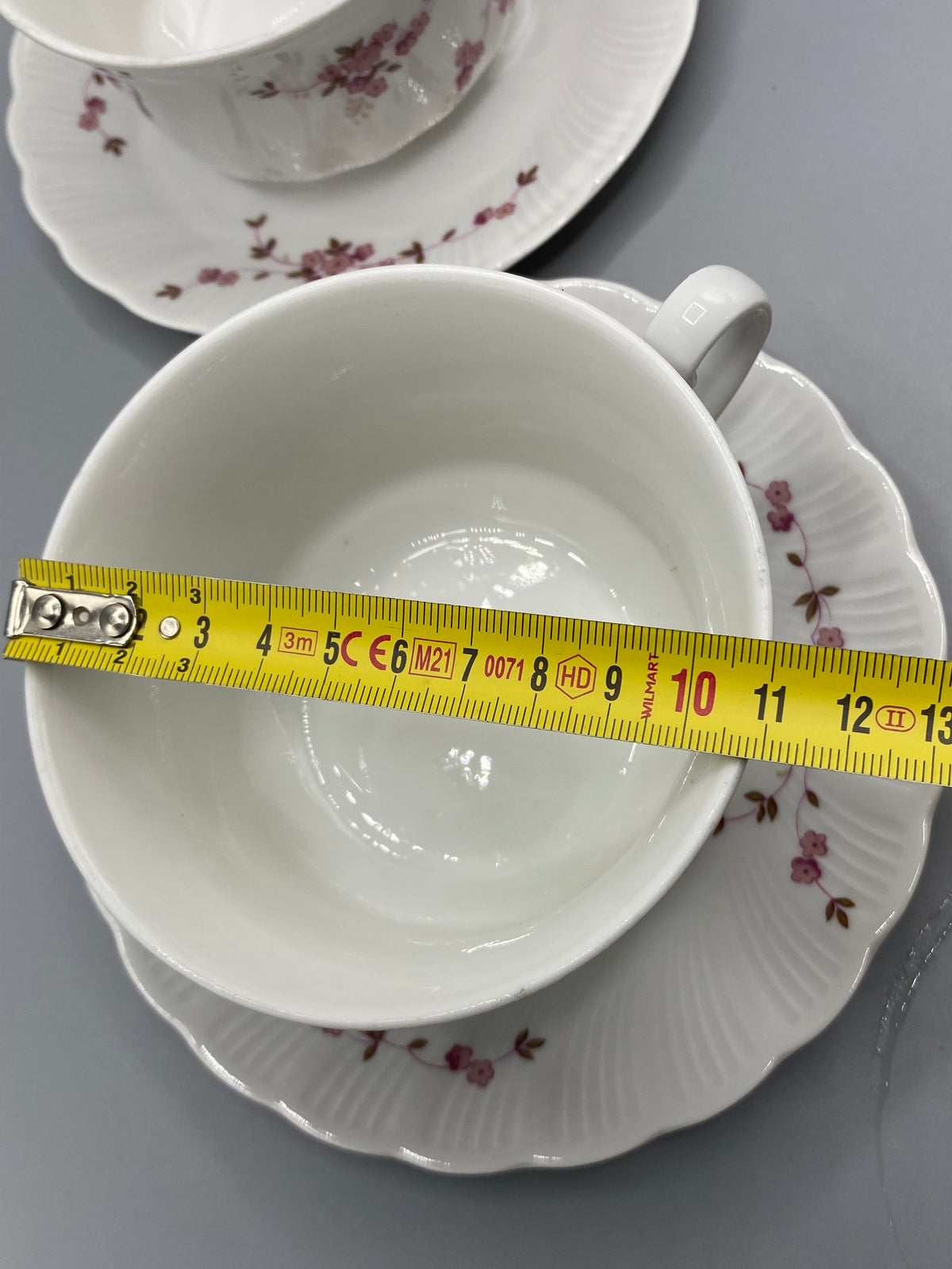 Mesure de la hauteur de la tasse Winterling en porcelaine