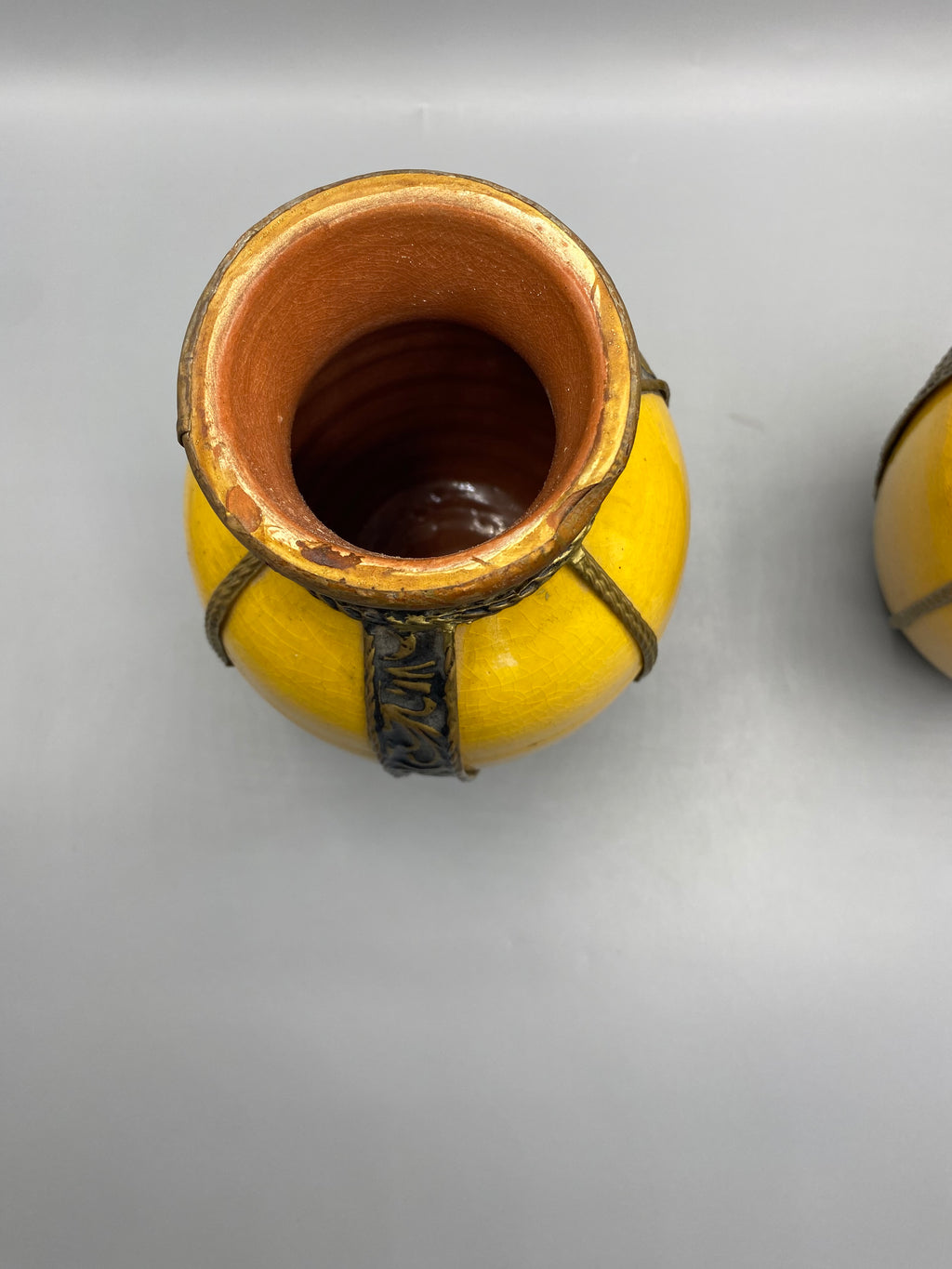 Paire de vases marocains en céramique jaune et métal ouvragé