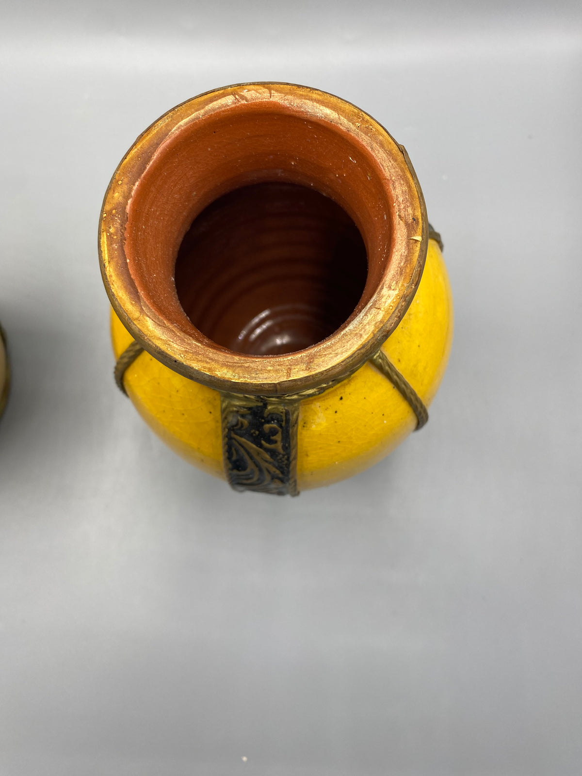 Dessous des deux vases avec fissure visible sur un fond