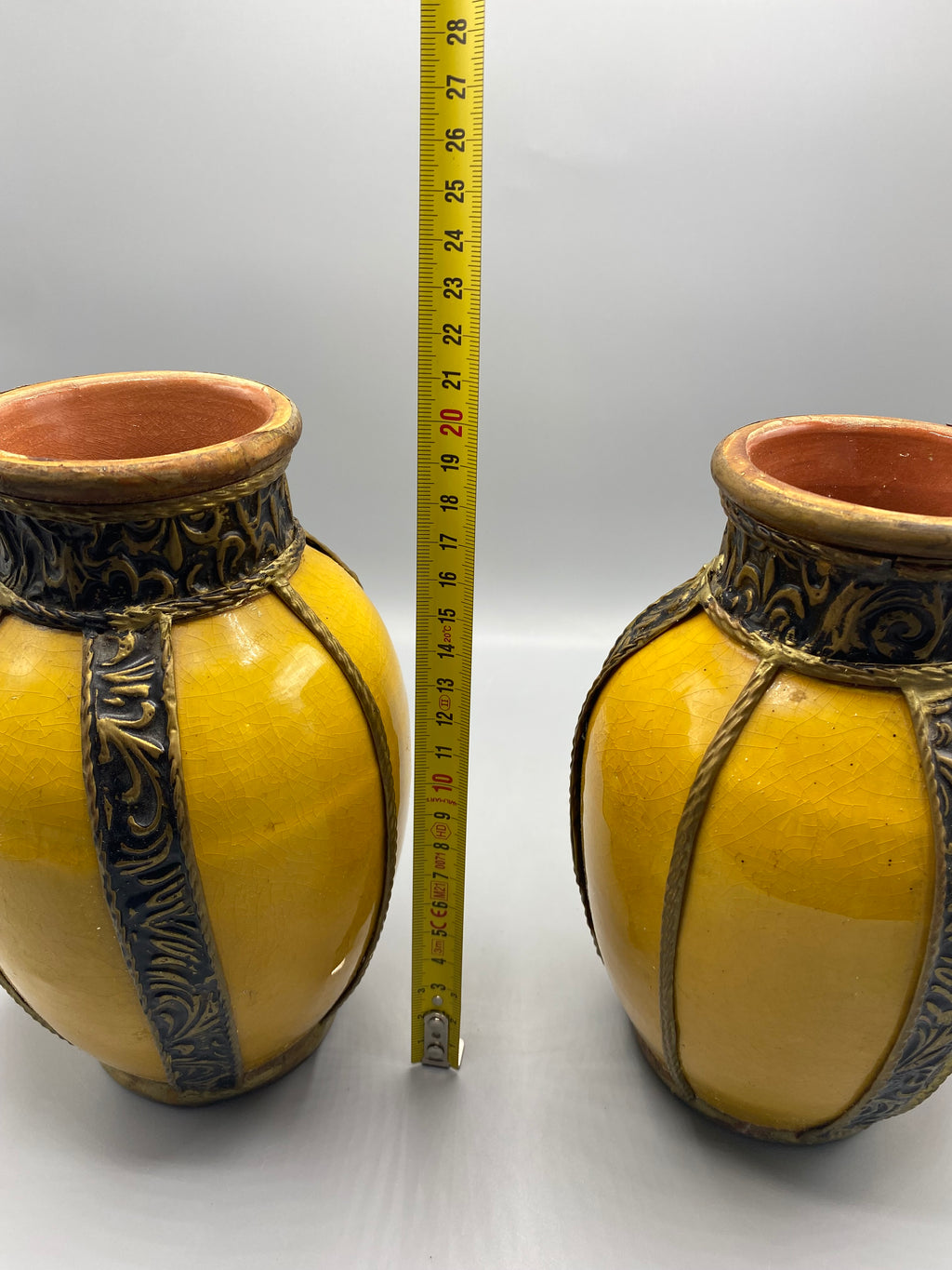 Vue du vase jaune safran et décor de rinceaux