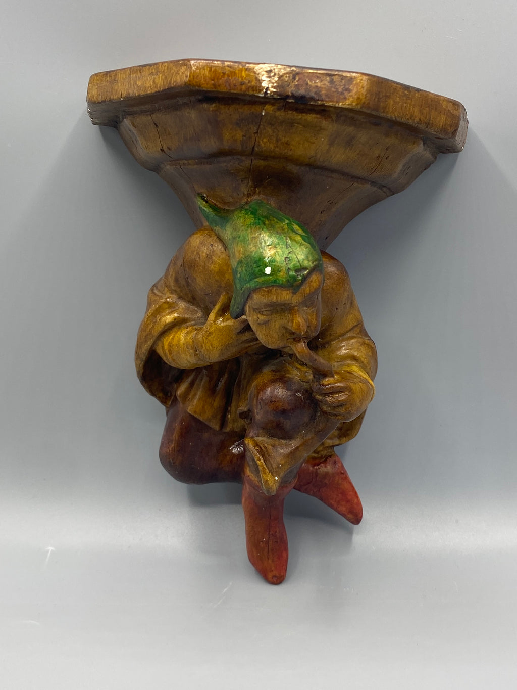 Détail du visage et de l’instrument du musicien polychrome