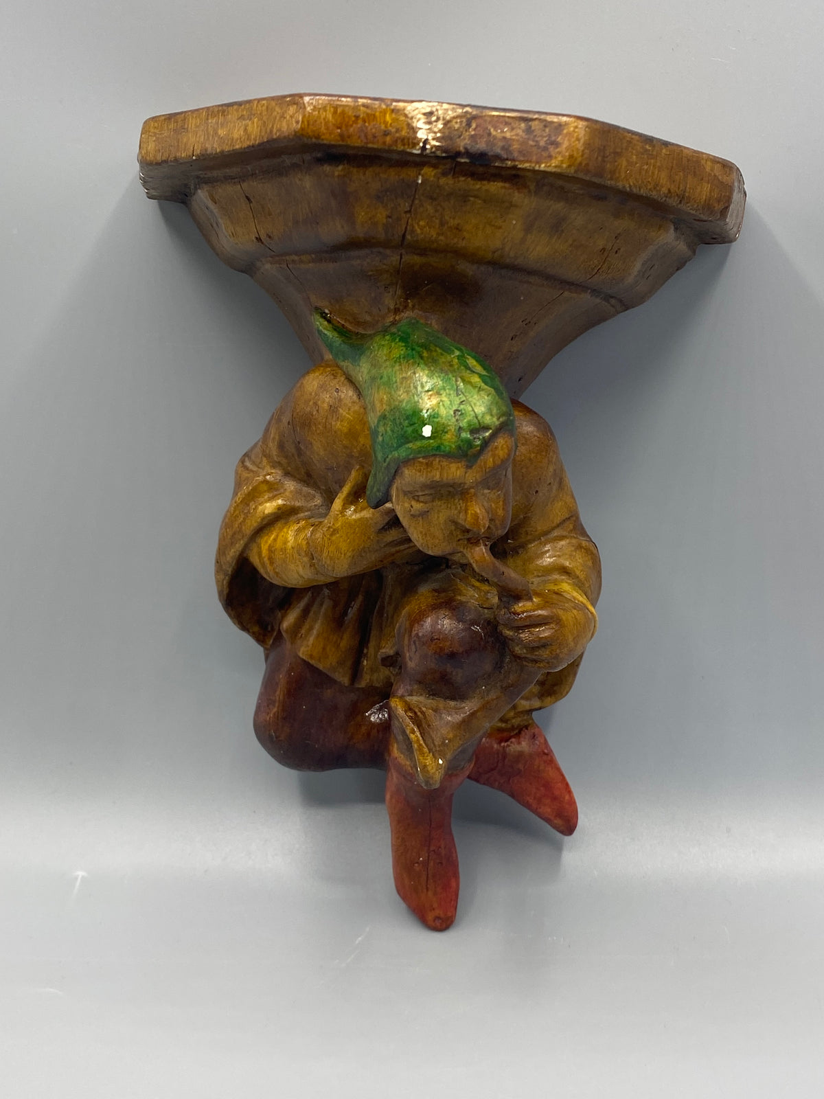 Détail du visage et de l’instrument du musicien polychrome
