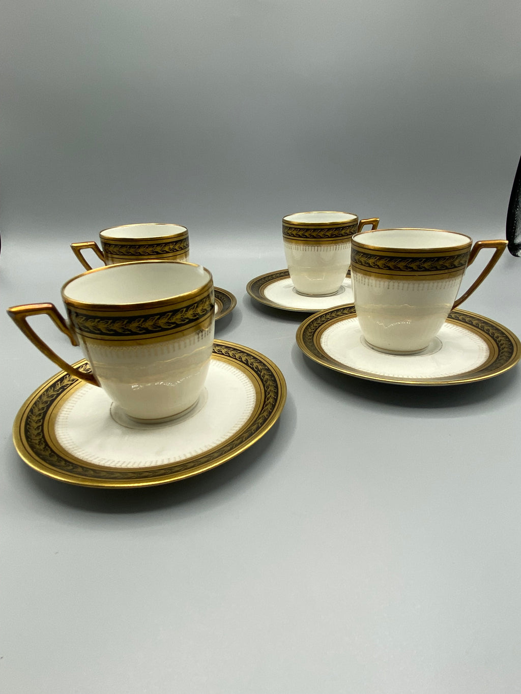 Marque verte T.L.B. Limoges sous une tasse