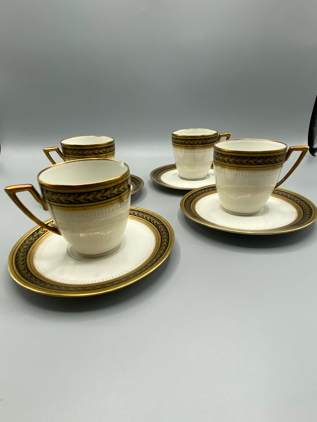 Marque verte T.L.B. Limoges sous une tasse