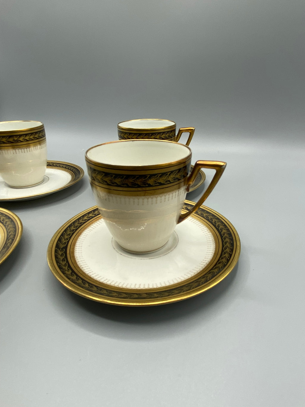 Petit éclat au bord d’une tasse en porcelaine de Limoges
