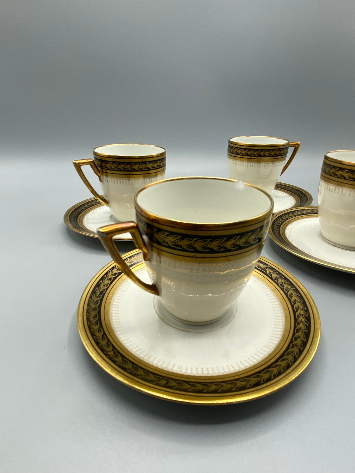 Tasse Limoges avec anse anguleuse dorée et sous-tasse