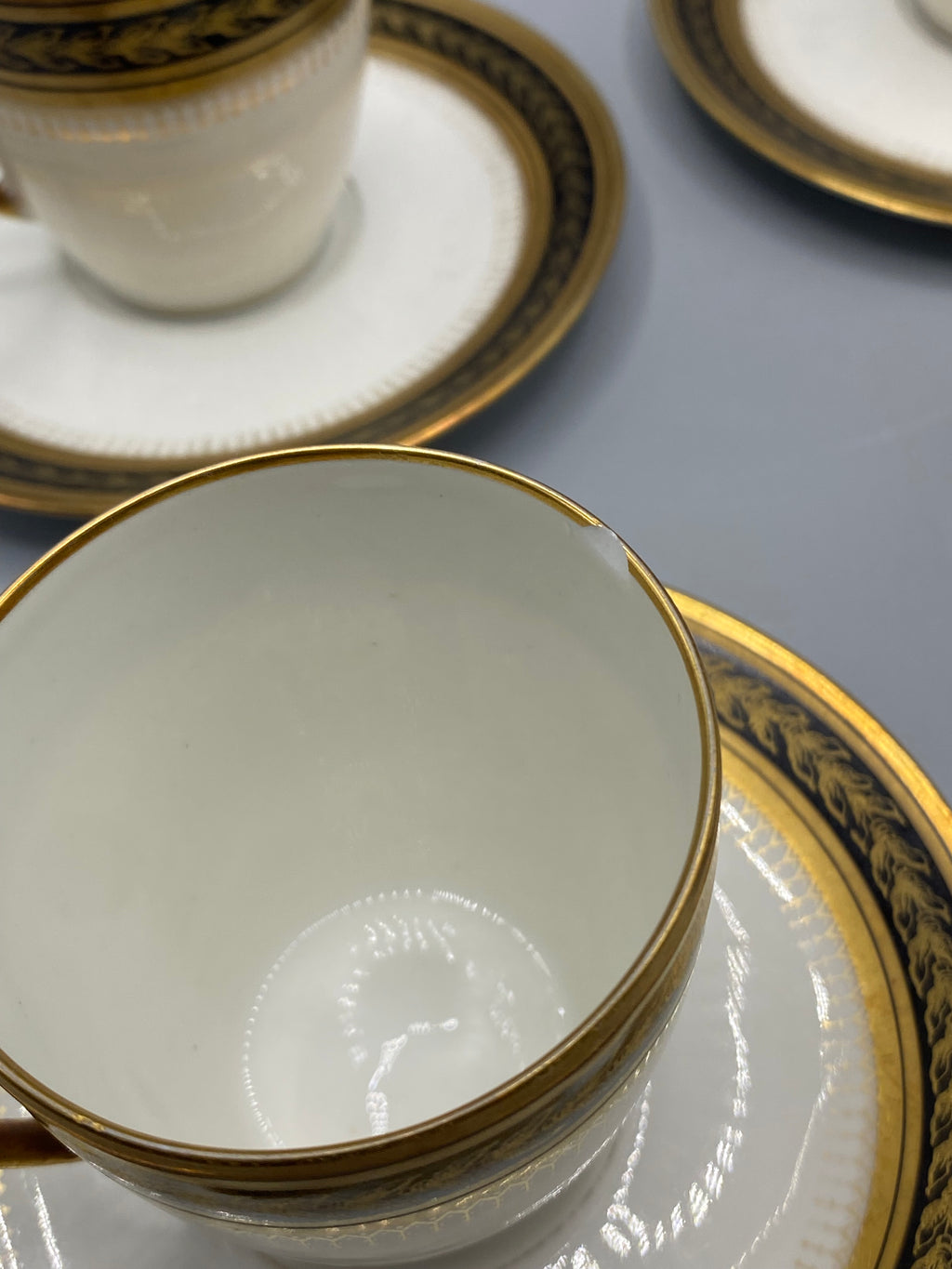 Quatre tasses et sous-tasses Limoges T.L.B. noir et or