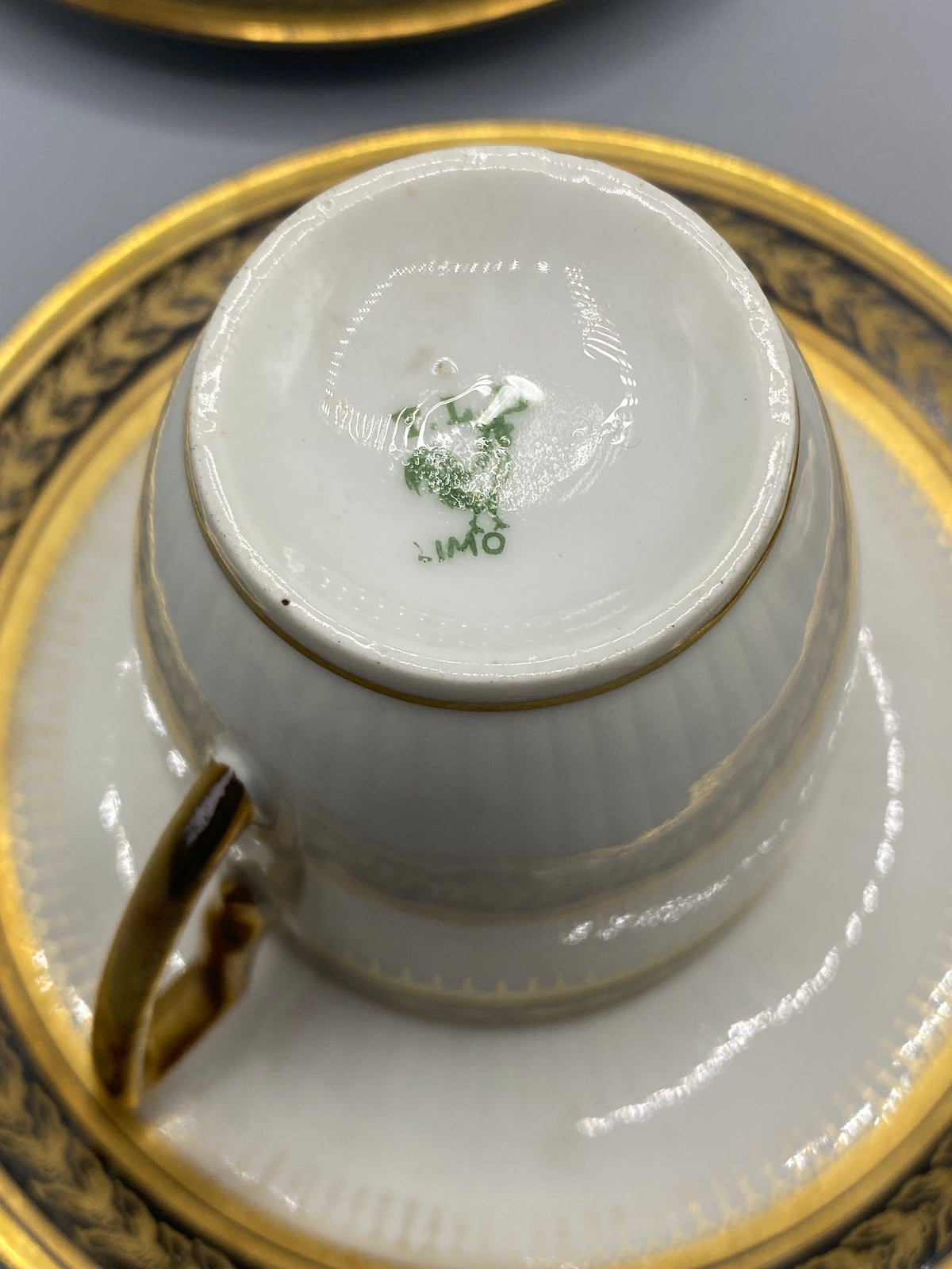 Frise noire à rinceaux dorés des tasses et sous-tasses