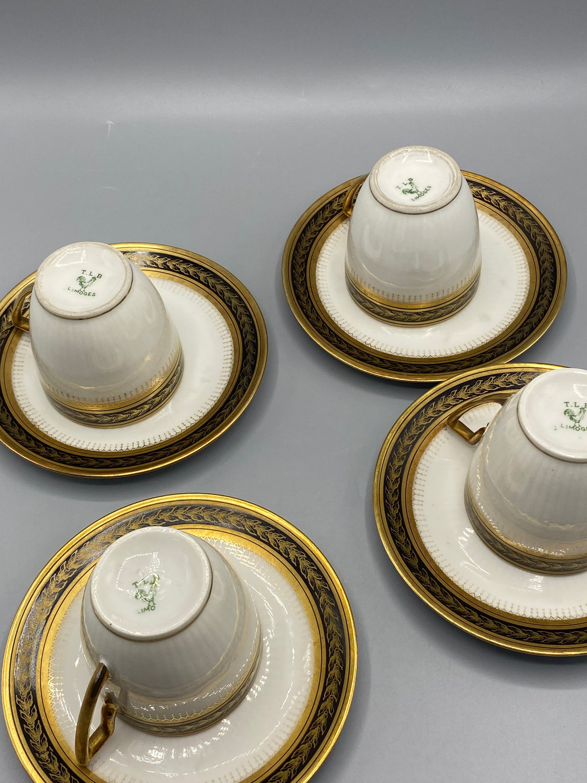Revers des quatre tasses avec marques T.L.B. Limoges