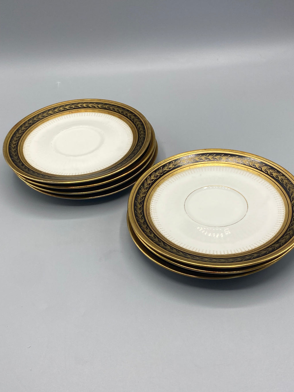 Détail de la frise de feuillages dorés sur fond noir