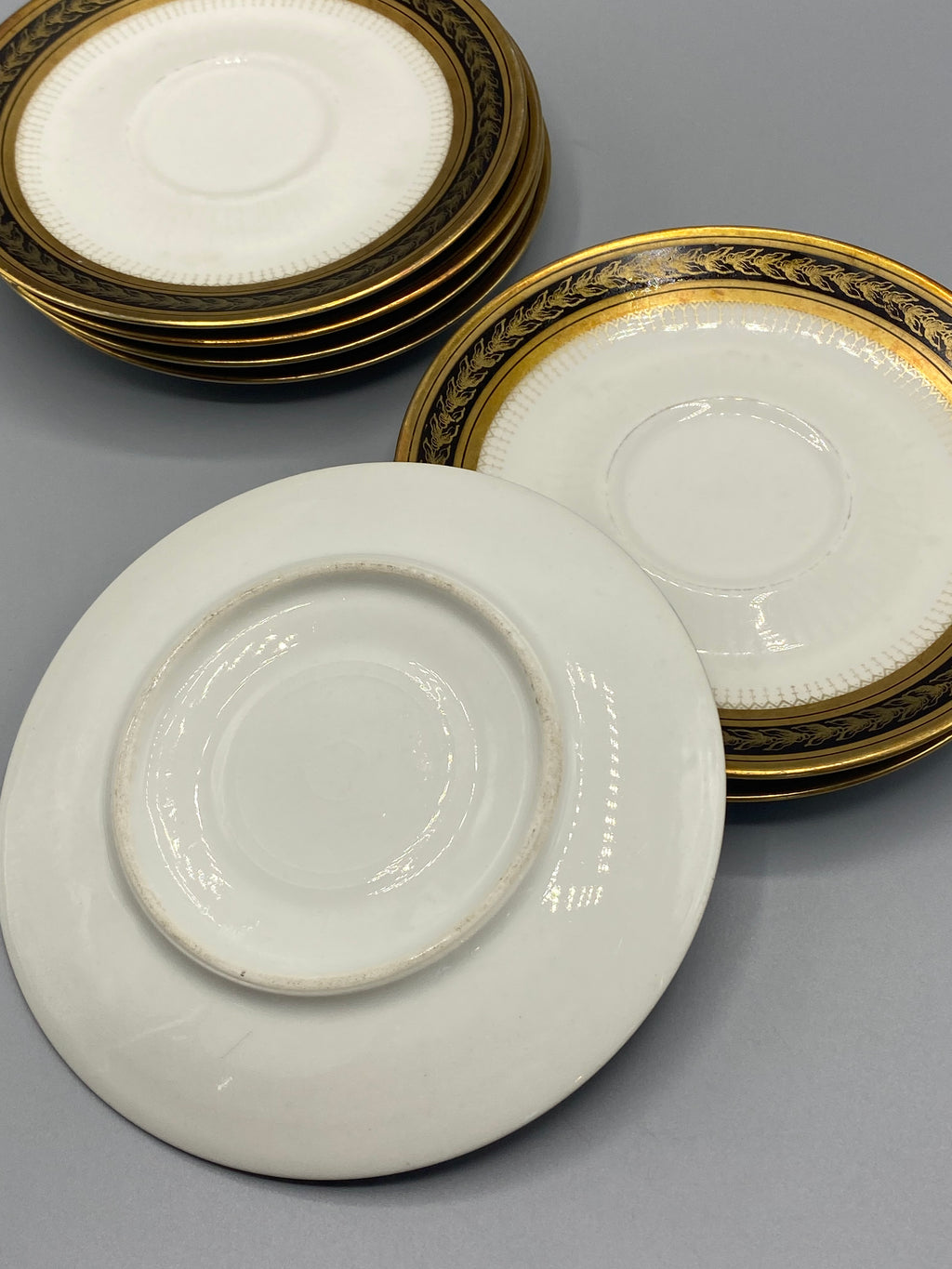 Revers blanc d’une sous-tasse ancienne