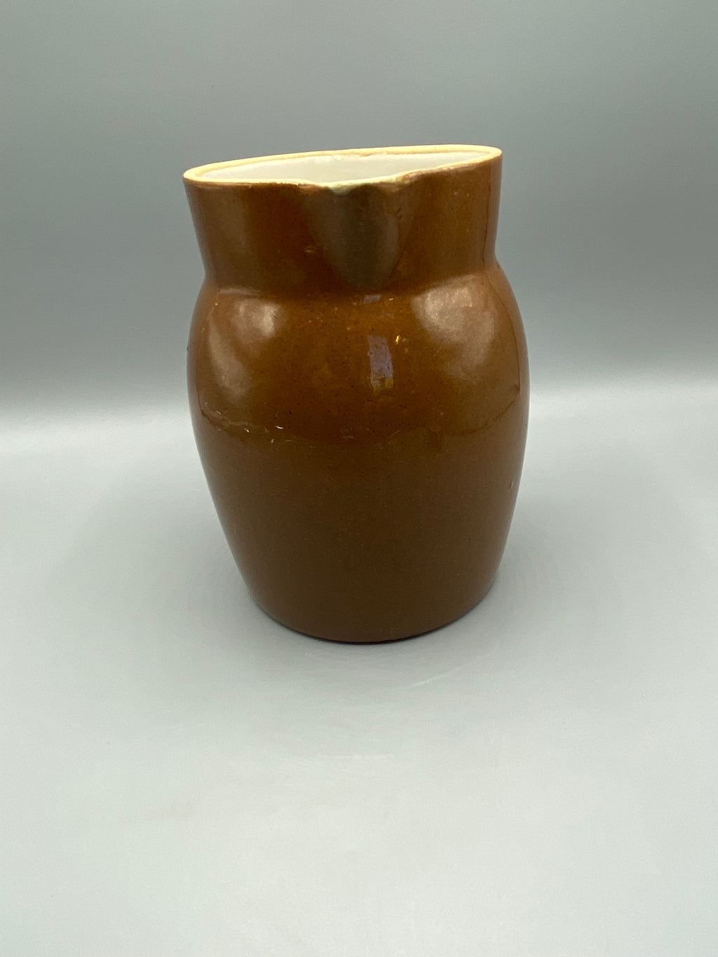 Mesure de la hauteur du pichet brun ancien