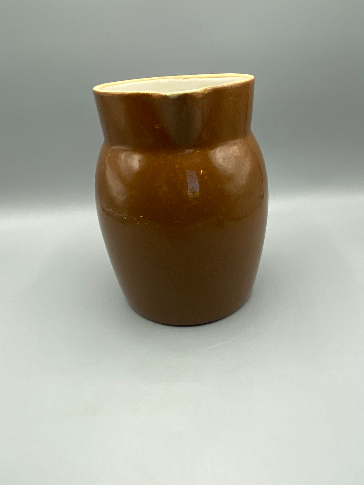 Mesure de la hauteur du pichet brun ancien