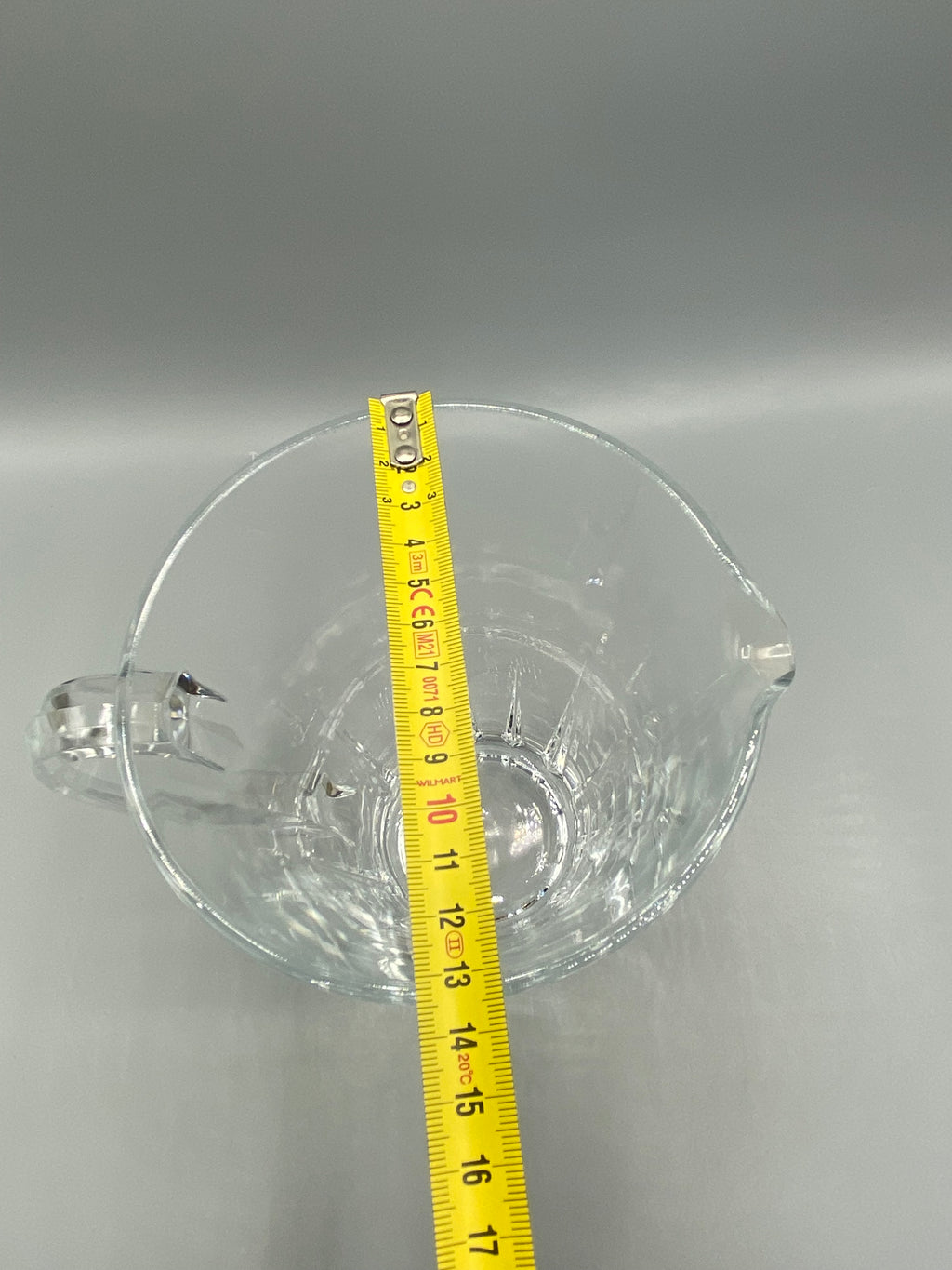 Bec verseur et base facettée du pichet en cristal