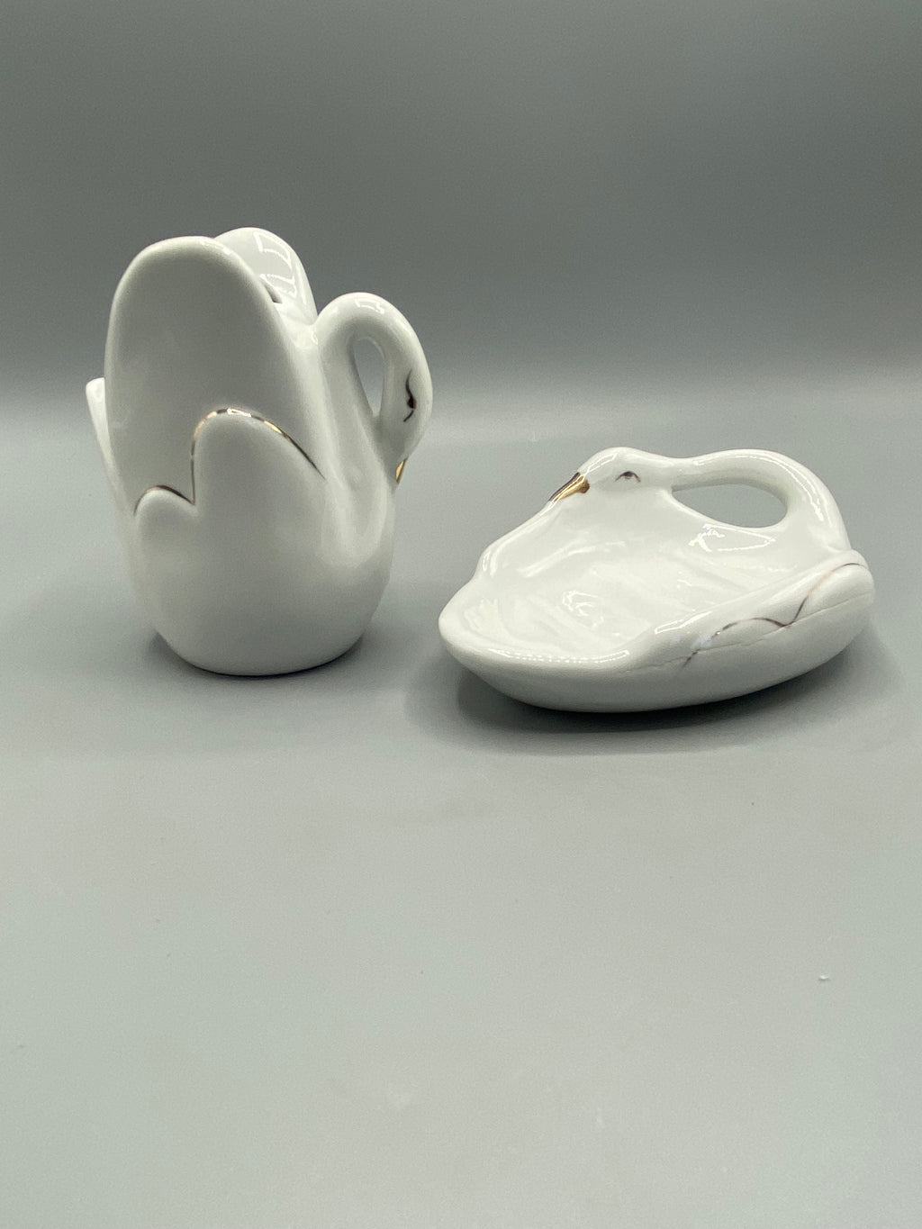 Revers des deux accessoires de toilette aux cygnes