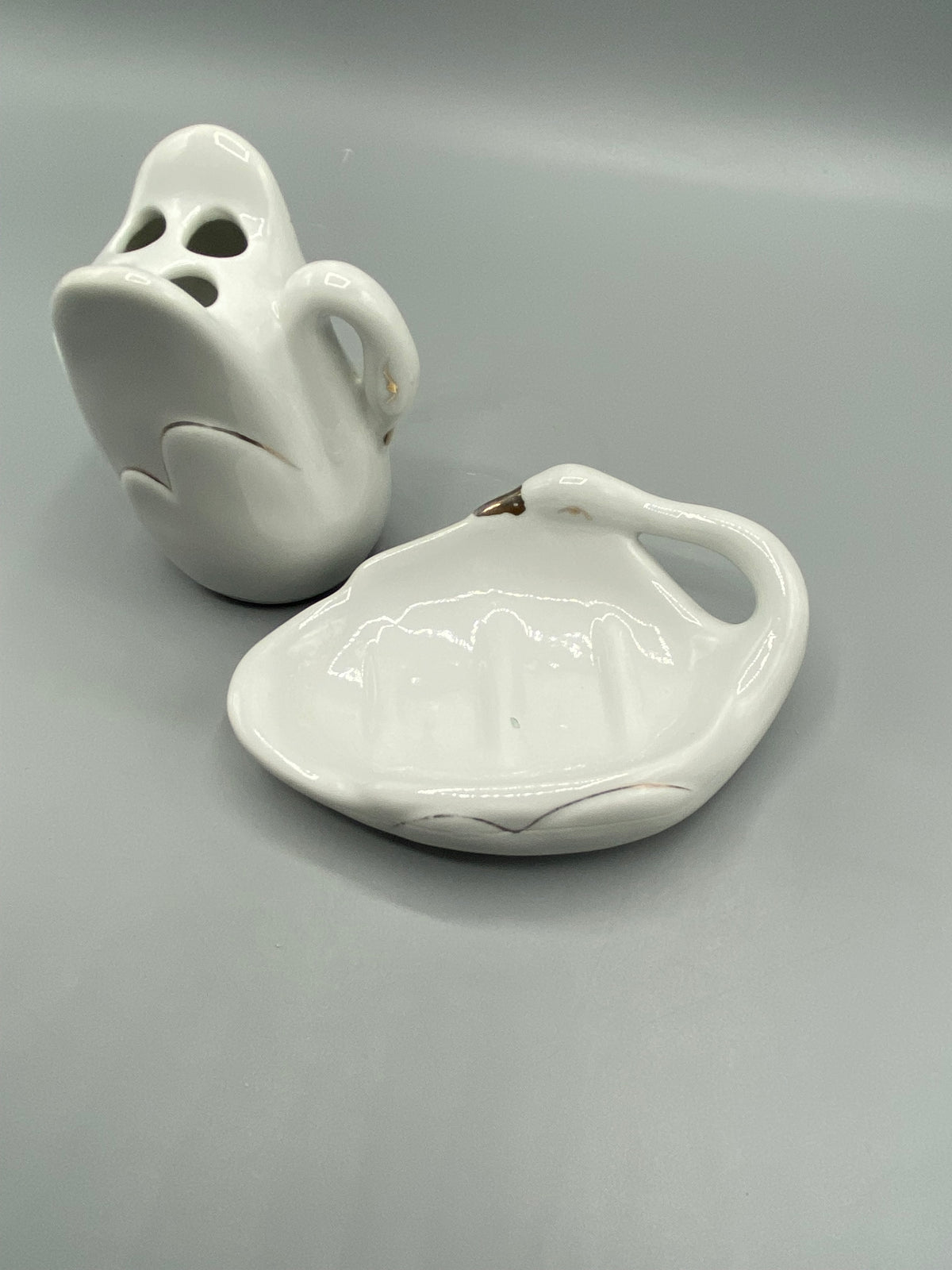 Ensemble de toilette blanc aux cygnes, porte-savon et porte-brosses