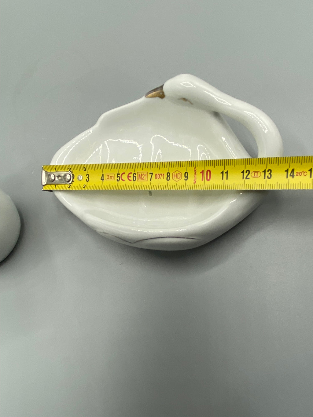 Mesure de la longueur du porte-savon en porcelaine
