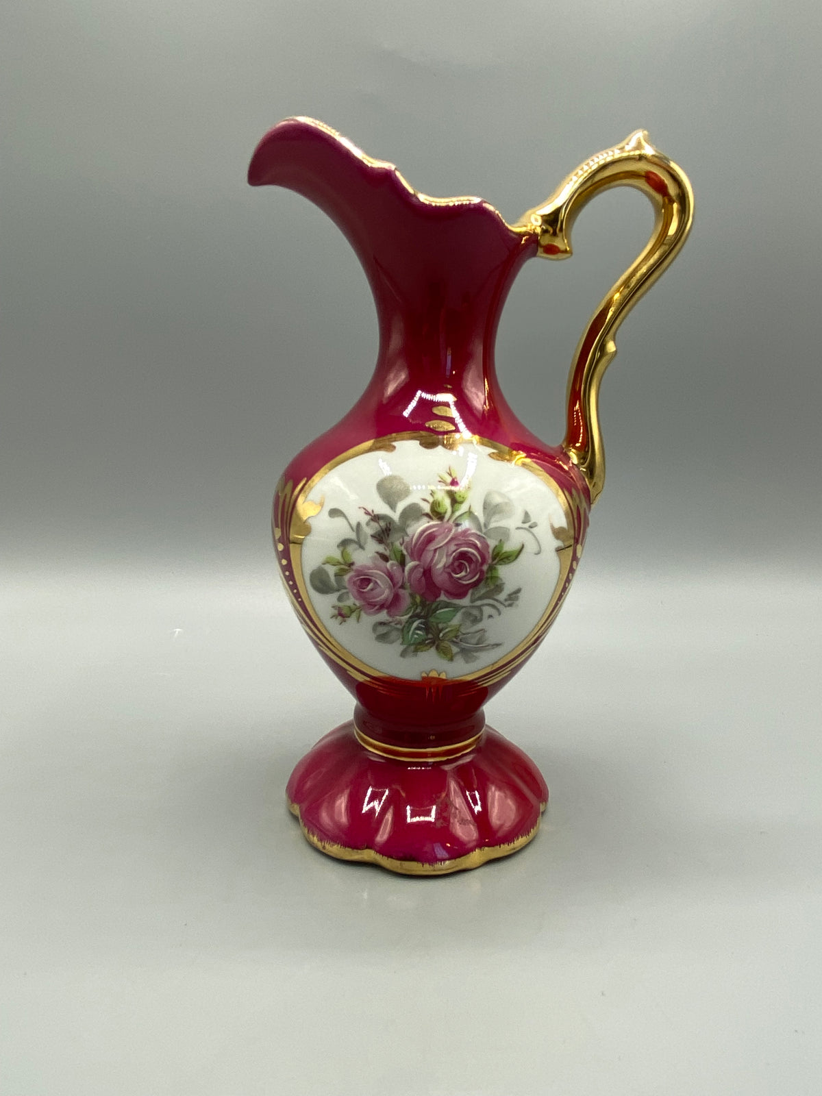 Décor de feuillages dorés sur l’aiguière rouge