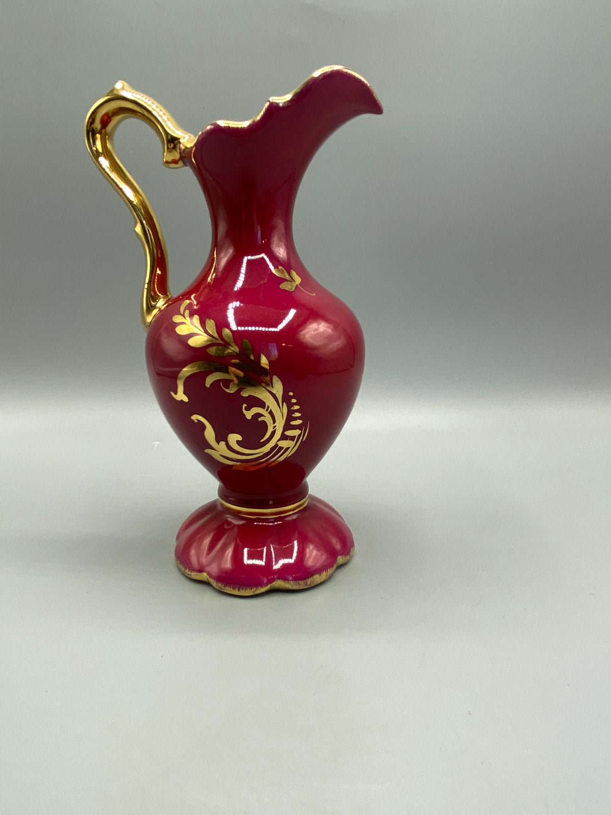Col mouvementé et intérieur blanc de l’aiguière