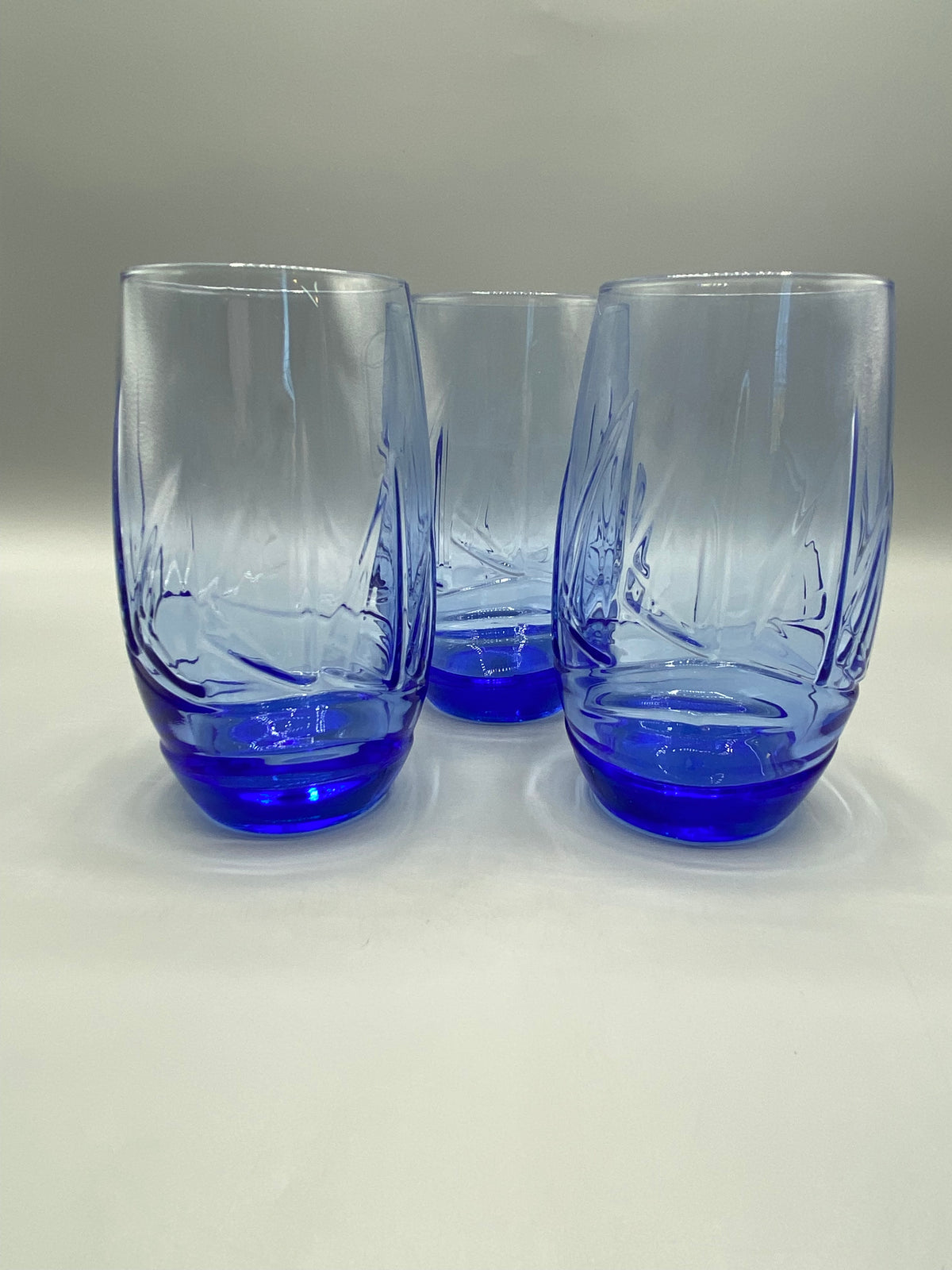 Trois grands verres vintage bleu cobalt à décor en relief