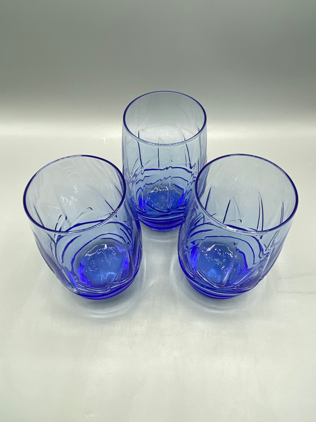 Vue de dessus des trois verres bleus et de leurs fonds épais
