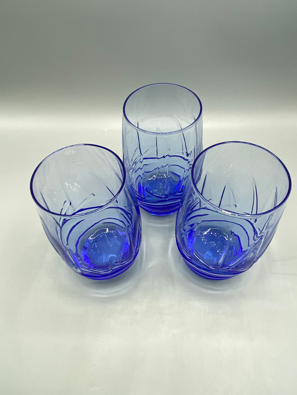 Reliefs géométriques et transparence des verres bleu cobalt