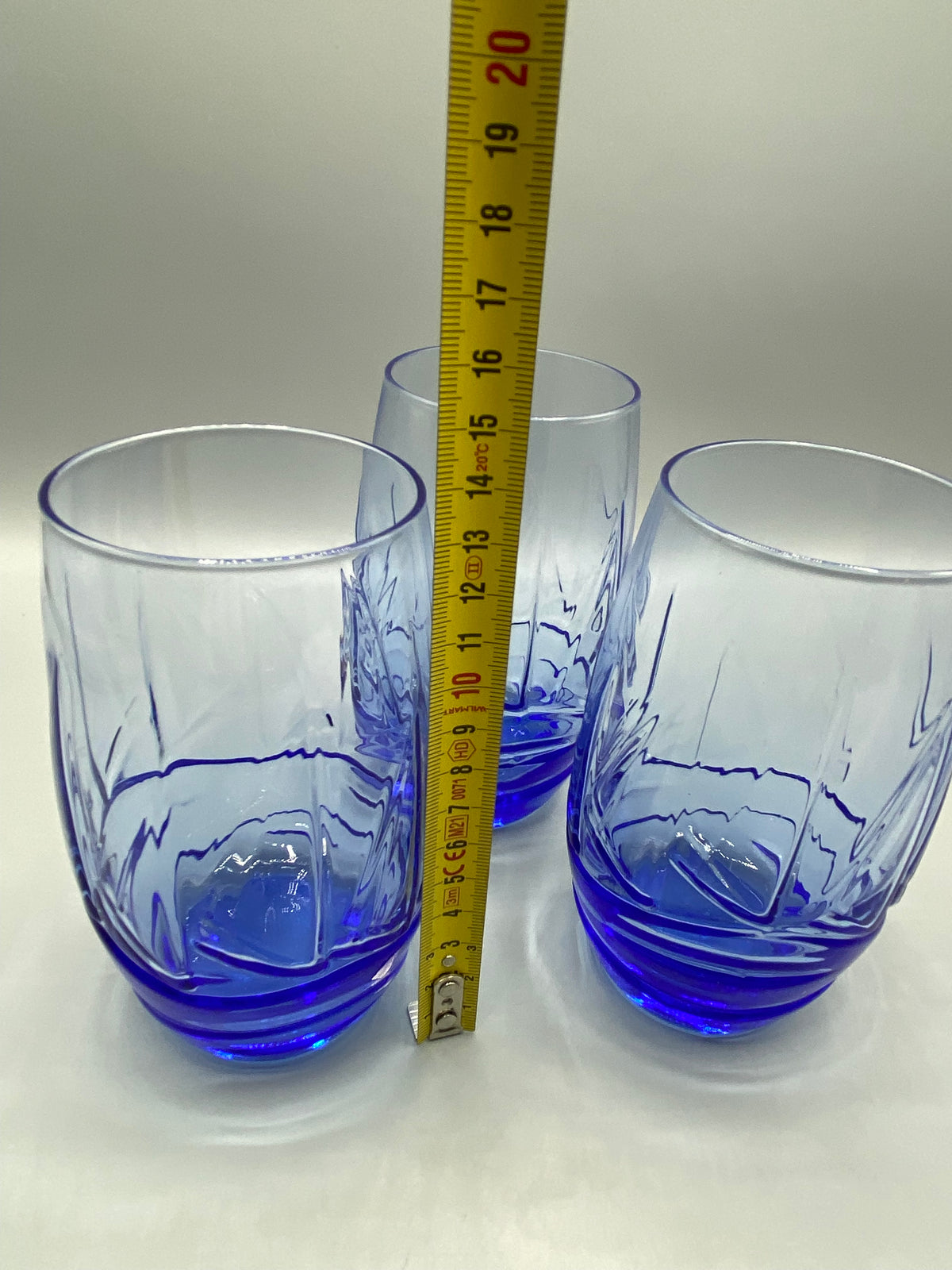 Mesure de la hauteur des grands verres vintage bleus