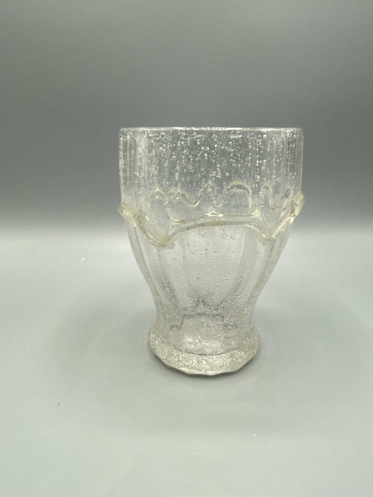 Vue de dessus du verre et bulles emprisonnées dans la matière