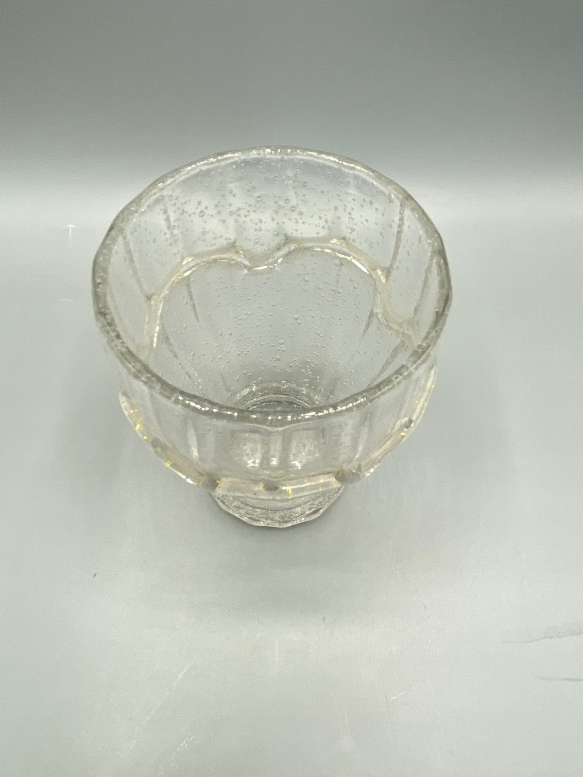 Mesure de la hauteur de 13 cm du verre bullé
