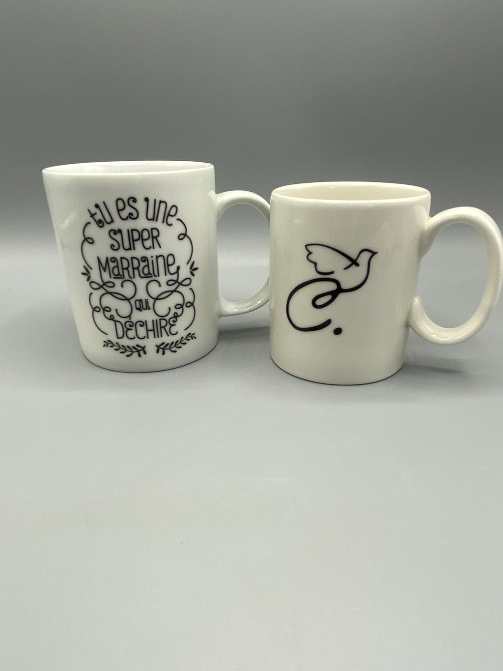 Deux mugs blancs vus de dos, médaillon Forever sur le premier