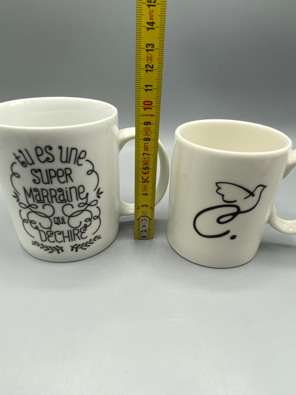 Revers des deux mugs blancs avec médaillon Forever et anses arrondies
