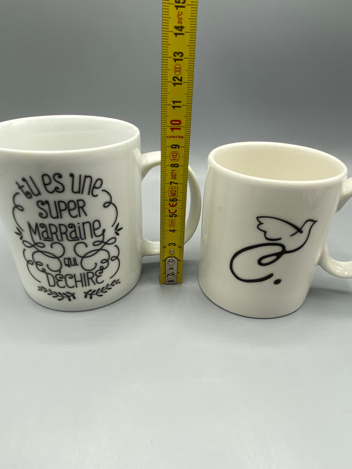Revers des deux mugs blancs avec médaillon Forever et anses arrondies