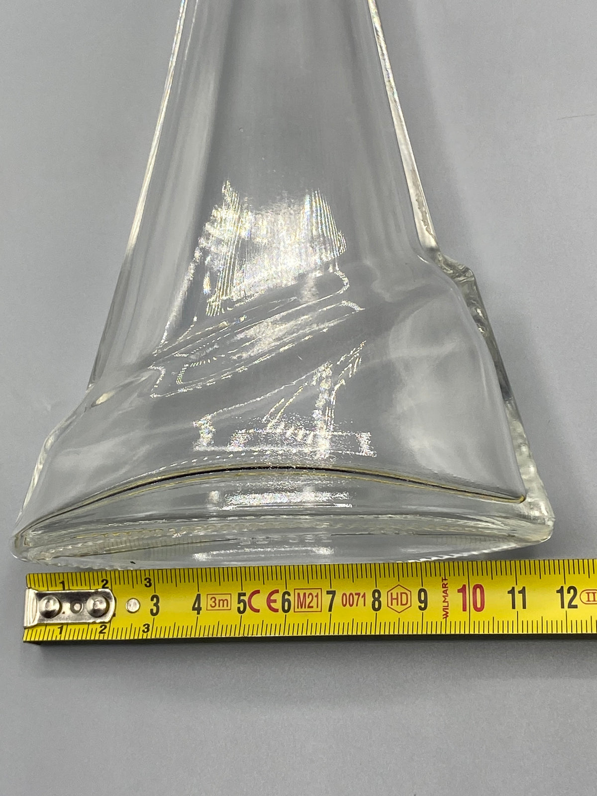 Base asymétrique de la bouteille KELLY mesurant 11 cm de largeur