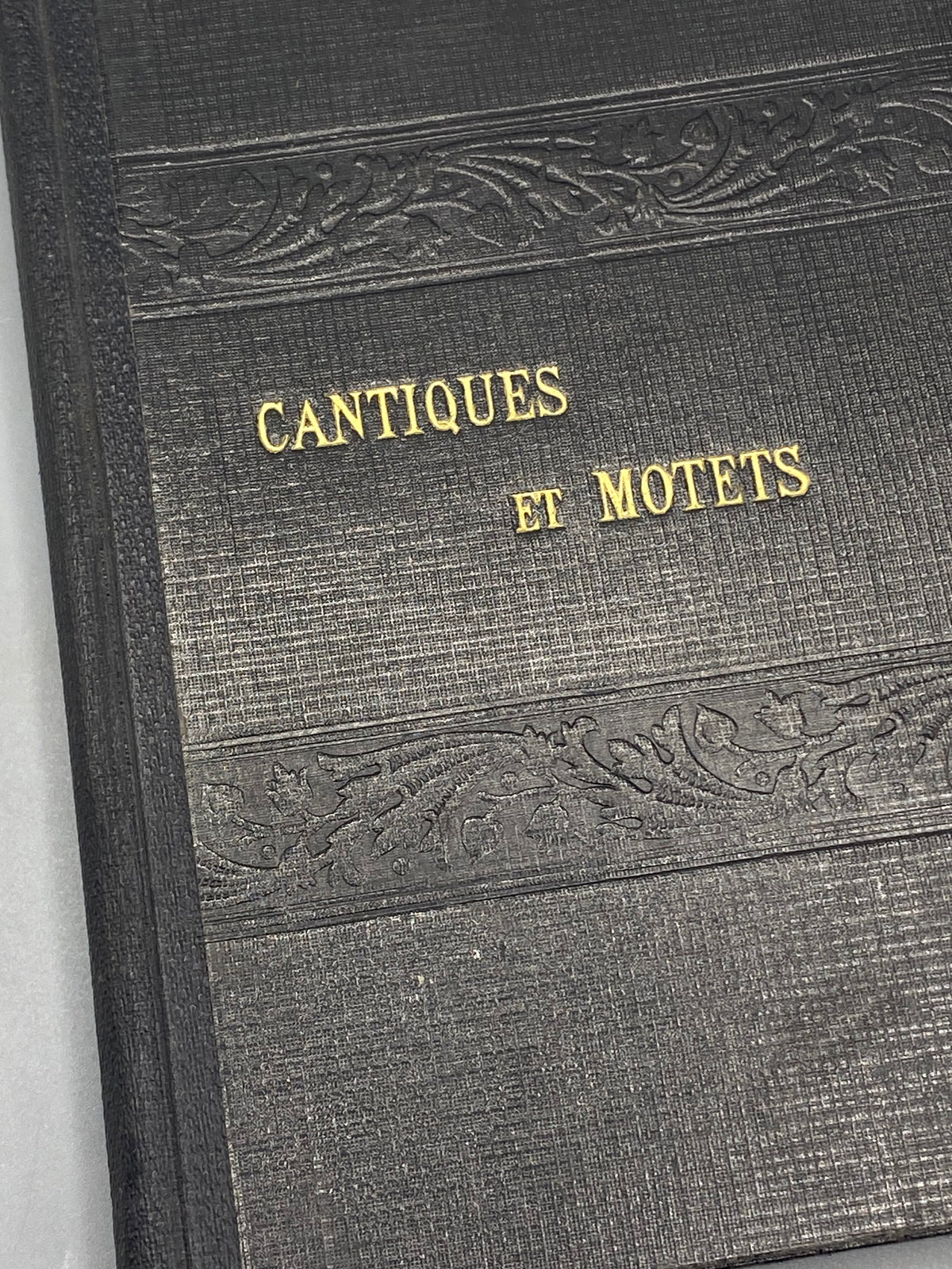 Détail de la couverture du recueil Cantiques et Motets