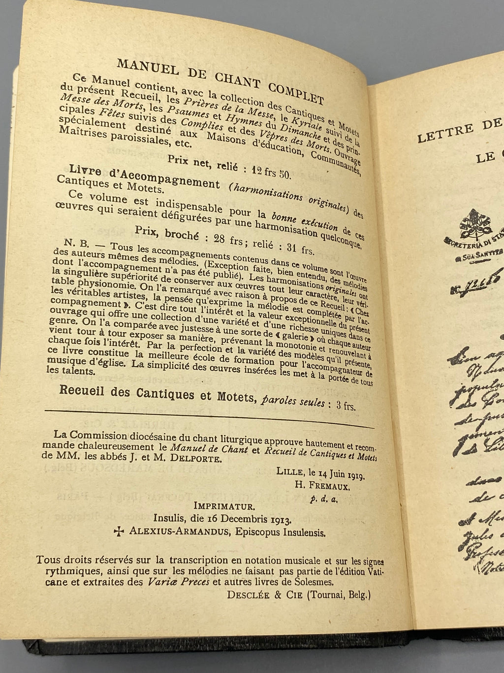 Vue de la couverture noire du recueil Cantiques et Motets